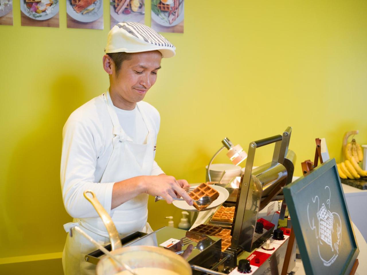 OMO7 Asahikawa by Hoshino Resorts Eksteriør billede A chef preparing Belgian waffles