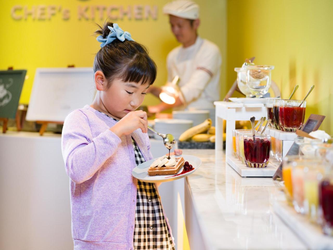 OMO7 Asahikawa by Hoshino Resorts Eksteriør billede A child eating dessert