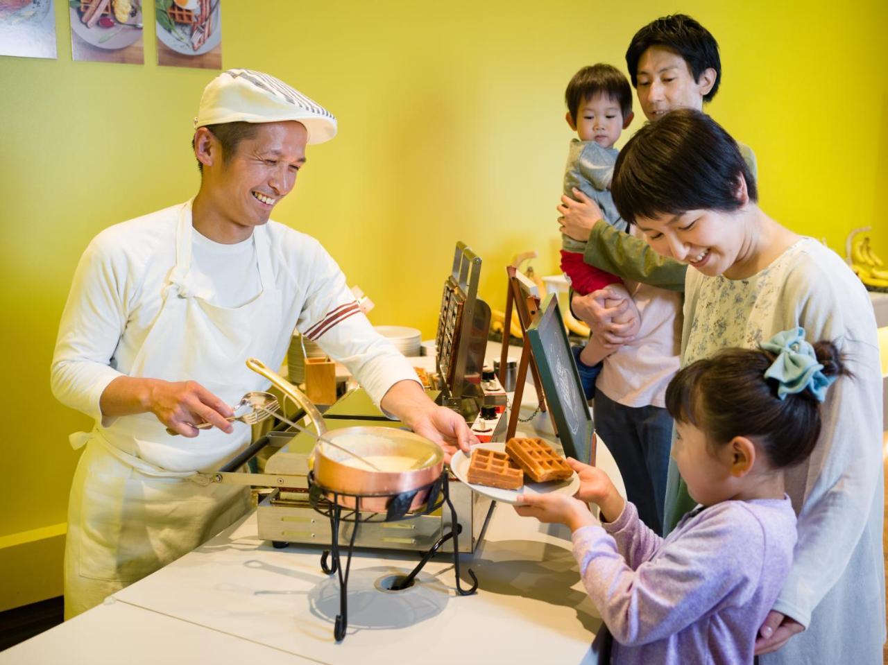 OMO7 Asahikawa by Hoshino Resorts Eksteriør billede A family at a buffet